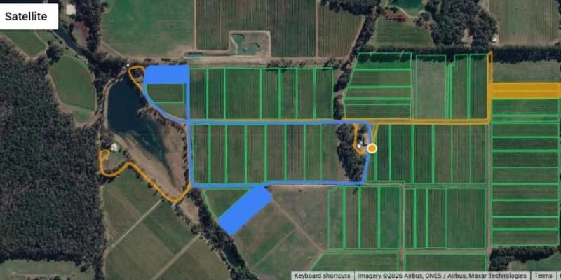 Traktorfahrten über den Weinbergblöcken auf einer Satellitenkarte